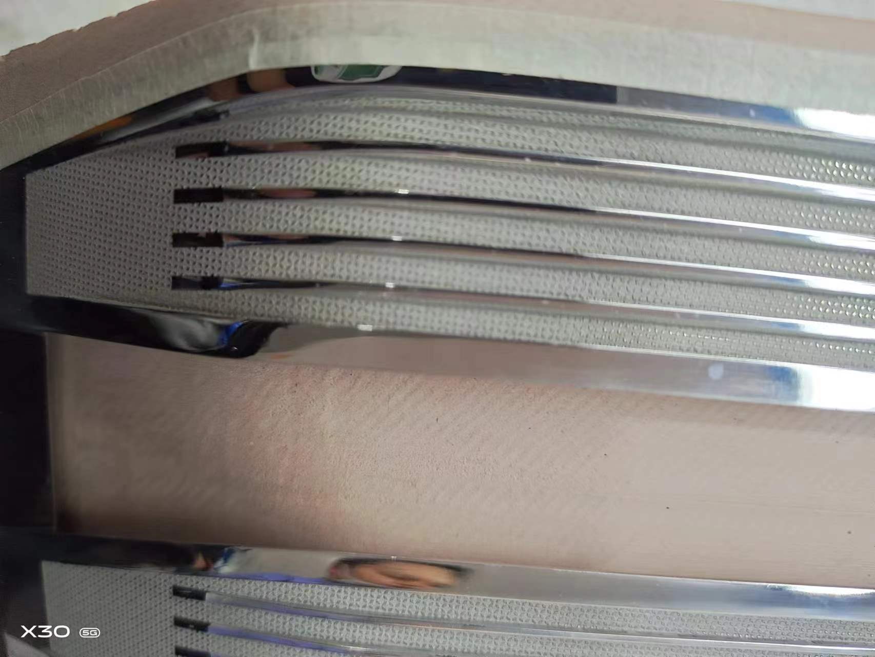Five-axis CNC machining is more suitable for aluminum alloy materials.